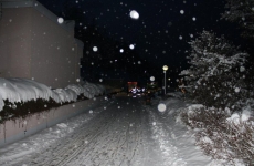 der Weg zur Turnhalle in der Nacht